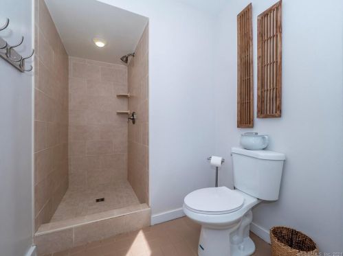 283 Mamanasco Rd, Ridgefield CT  06877-2425 exterior