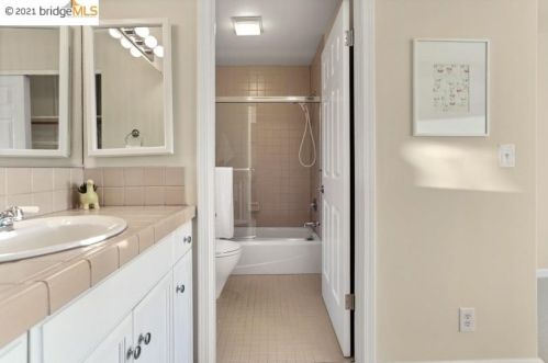 5525 Balboa Dr, Oakland CA 94611-2313 exterior