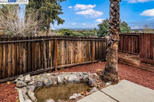 4237 Ridge Dr, West Pittsburg CA  94565-6033 exterior