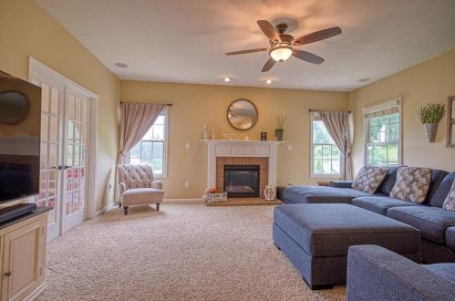 4110 Willow Creek Dr, Gibsonia, PA 15044-9742