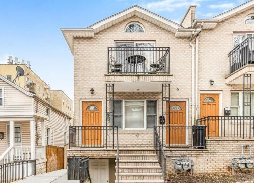 512 235th St, Bronx, NY 10470-2407