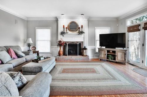 7015 Oak Park Dr, Gibsonia, PA 15044-6184