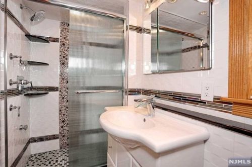 19 Elmhurst St, Elmwood Park NJ  07407-1320 exterior