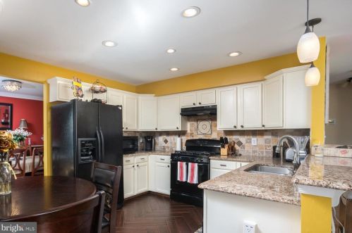 59 Greenbrook Dr, Columbus NJ  08022-2323 exterior