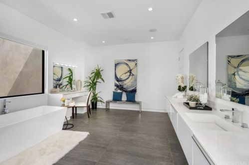 18067 Calvert St, Van Nuys CA 91316-1216 exterior