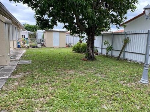 874 70th Pl, Hialeah FL  33014-5220 exterior