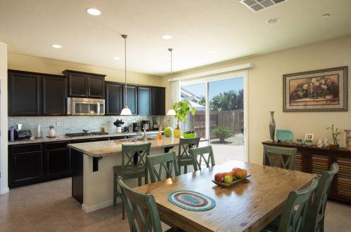 730 Sawtooth St, Manteca CA  95337-7827 exterior