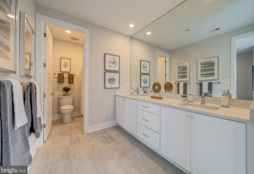 6580 Brooks Pl, Falls Church VA  22044-1105 exterior