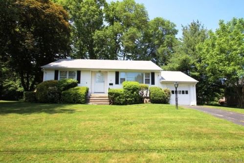 18 Abric Dr, Bridgeport, CT 06611-3402