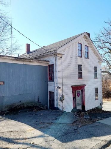 1 Bellevue St, Putnam, CT 06260-2119