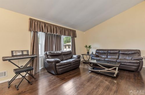 17 Rowan Ct, East Brunswick, NJ 08816-1801