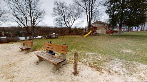 10 Circle Dr, Danbury CT  06811-3137 exterior