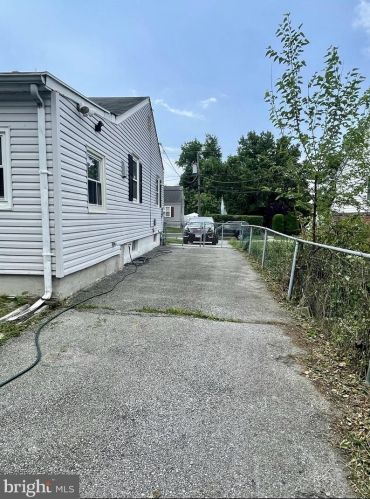 205 Hillview Ave, New Castle, DE 19720-2238