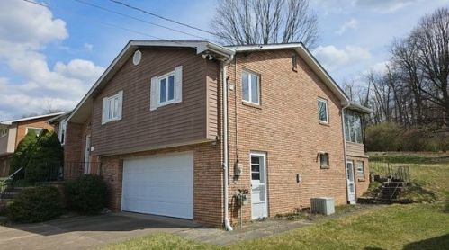 15 Sunbirch Dr, Jeannette PA  15644-1138 exterior