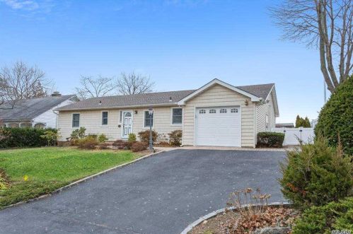 4 Croyden Ave, Great Neck, NY 11023-1420