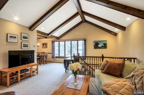 15 Pine St, Montvale, NJ 07645-1418