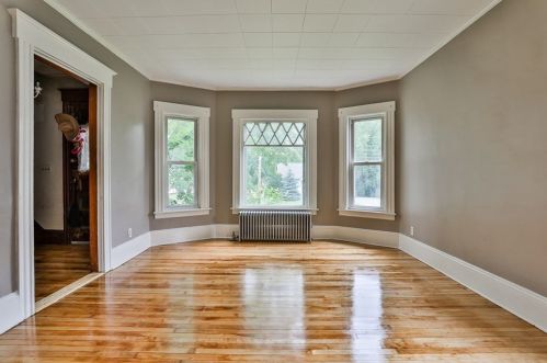 12 Pleasant St, Salem, NH 03079-2907