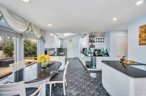 624 Caledonia Rd, Huntington Station NY 11746-5116 exterior