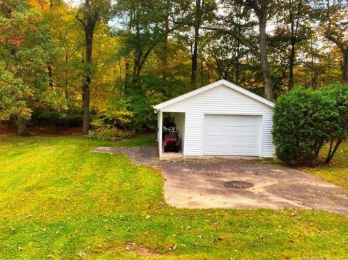 90 Pineridge Dr, Waterbury CT  06716-3134 exterior