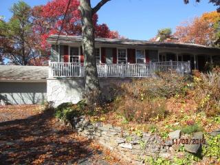5 Allyndale Ct, Huntington, CT 06484-5401