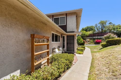 12156 Wintergreen Dr, Lakeside, CA 92040-4055