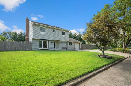18 Talcott Dr, Elwood, NY 11731-3704