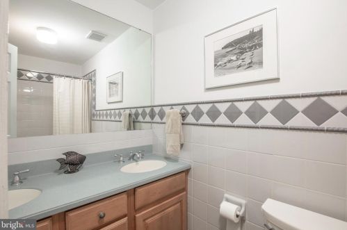 932 Queens Dr, Yardley PA  19067-4528 exterior