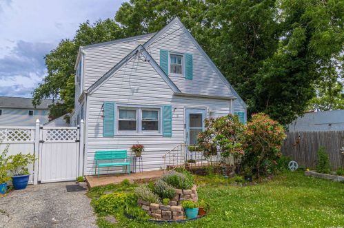 9 Norwich St, Huntington Station NY  11746-8410 exterior