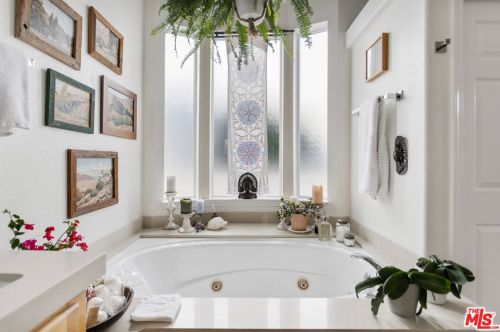 154 Navajo Ln, Topanga CA  90290-4451 exterior