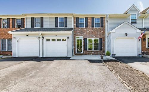 220 Village Walk Dr, Macungie, PA 18062-1139