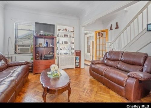 9103 139th St, Jamaica, NY 11435-4215