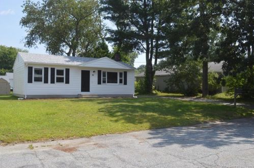 80 Woodward St, Killingly, CT 06239-1640
