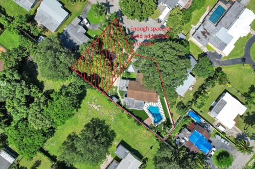 1961 56th Way, Hollywood FL  33021-3813 exterior