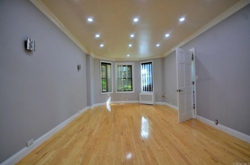 764 Brady Ave, Bronx, NY 10462-2755