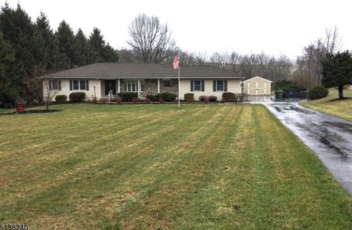 434 Buckhorn Dr, Belvidere, NJ 07823-2707