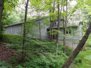 2616 Bethany Ln, Hinckley, OH 44233-9792