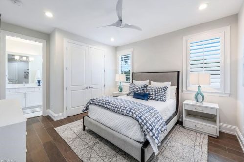 569 Neapolitan Way, Naples FL 34103-8568 exterior