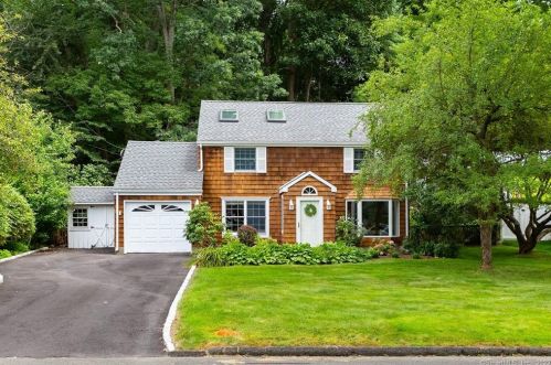 141 Wood Ridge Dr, Stamford, CT 06905-2623