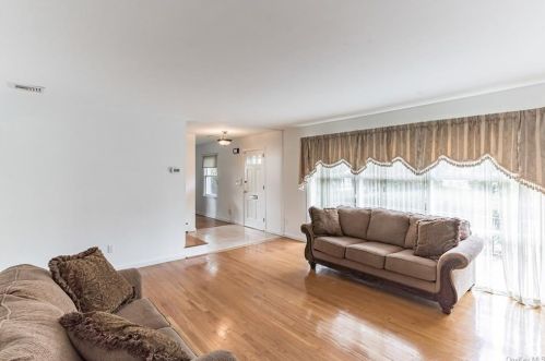 30 Canterbury Rd, White Plains NY  10607-1108 exterior