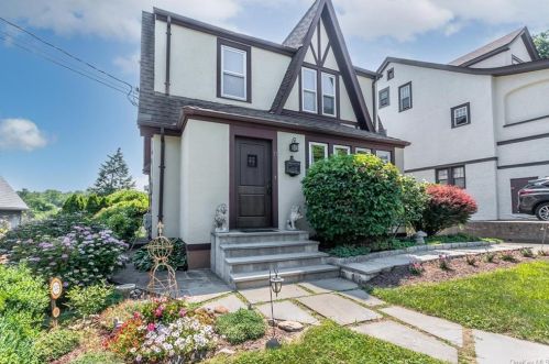 11 Sutton Pl, Crotonville NY  10562-4419 exterior