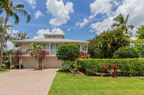 877 7th St, Naples, FL 34117-2282
