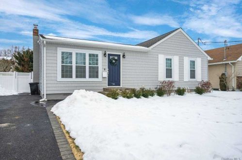 16 Tappan Ave, Babylon, NY 11702-2431
