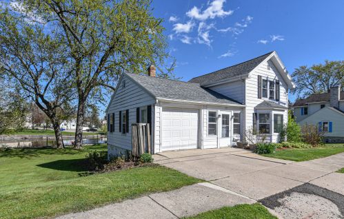 117 River St, Waterford, WI 53185-4149