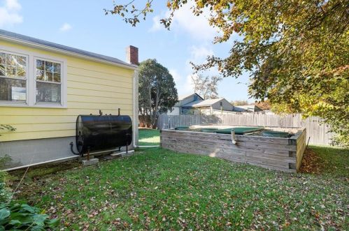 10 Wayne St, South Kingstown RI  02882-3814 exterior