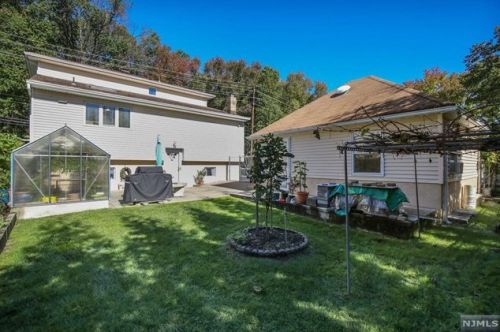 236 Gilbert Ave, Elmwood Park NJ  07407-2813 exterior