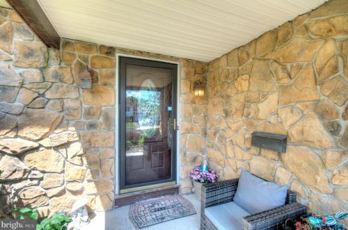 2 Clark Dr, Barrington, NJ 08007-1417