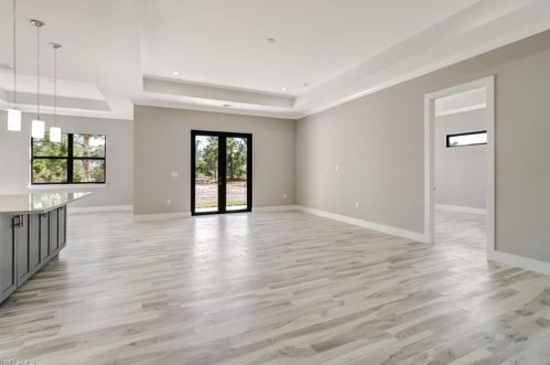 4049 6th Ave, Naples, FL 34120-9269