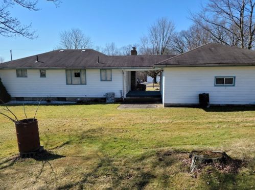 409 Patt Dr, Hermitage, PA 16121-1516