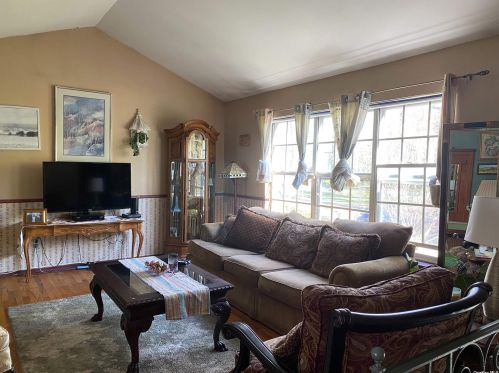 5 Phyllis Ct, San Remo, NY 11754-3103