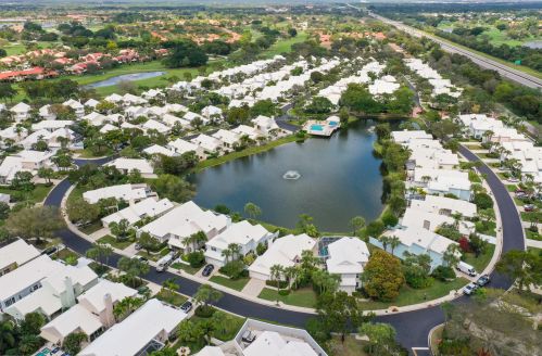 32 Dorchester Cir, West Palm Beach, FL 33418-7181